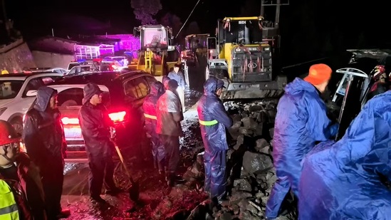 暴雨夜戰顯擔當 鐵臂開路護民安1.JPG